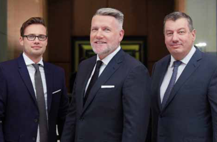 publity Vorstand - das große Interview Thomas Olek - Chief Executive Officer (CEO-Senior-Berater / Mitte) - Frank Schneider - Chief Operating Officer ( COO - CEO / Rechts) Stephan Kunath - Chief Financial Officer (CFO / Links)